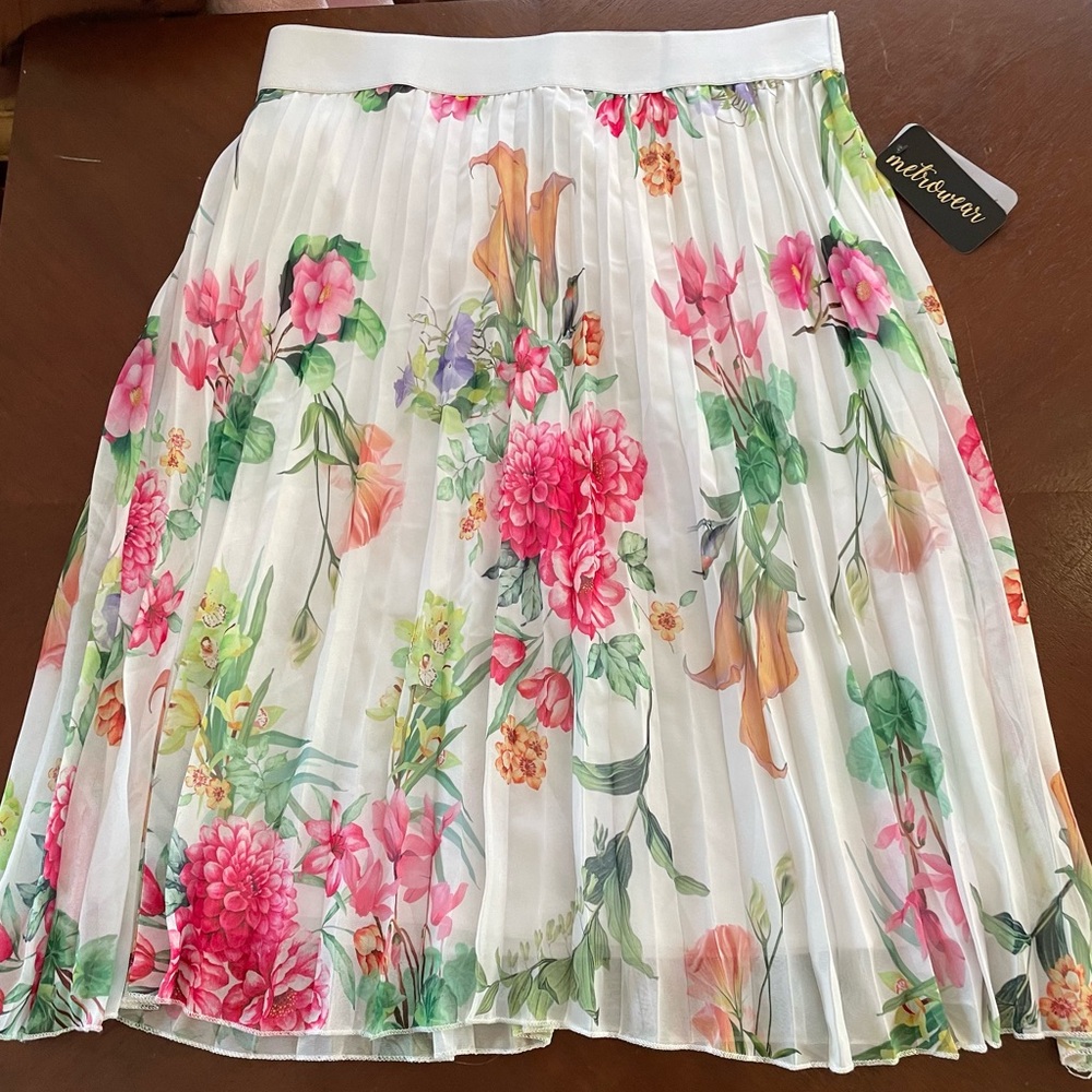 NWT Women pleated floral midi skirt 
Size XL